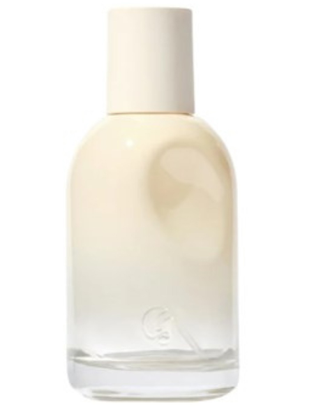 Trendfarbe 2026 Cloud Dancer wird mit "You Doux" von Glossier als hautnahes Parfum interpretiert.