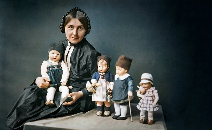 Käthe Kruse mit ihren Puppen, um 1925. Foto: Archiv Torsten Rehbinder