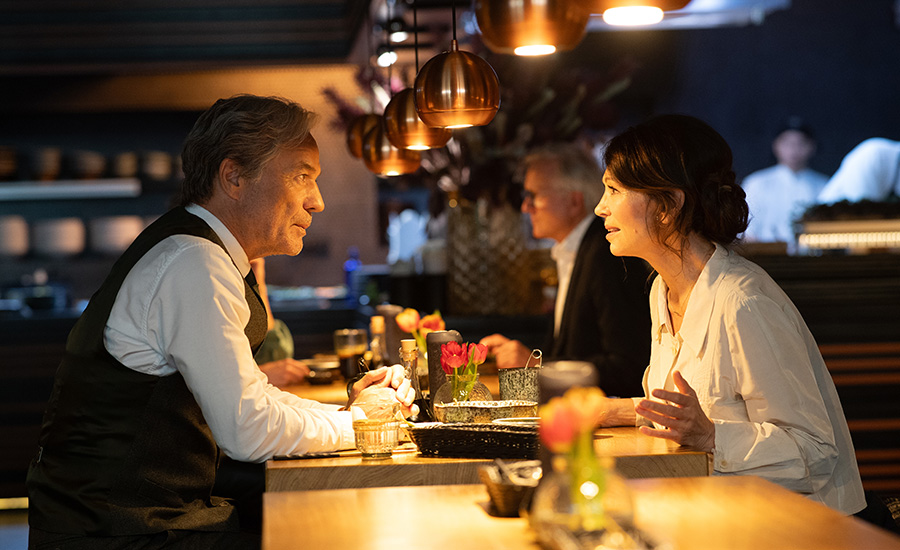 Alice (Iris Berben) und Walter (Heiner Lauterbach) beim gemeinsamen Dinner. Foto: LEONINE Studios