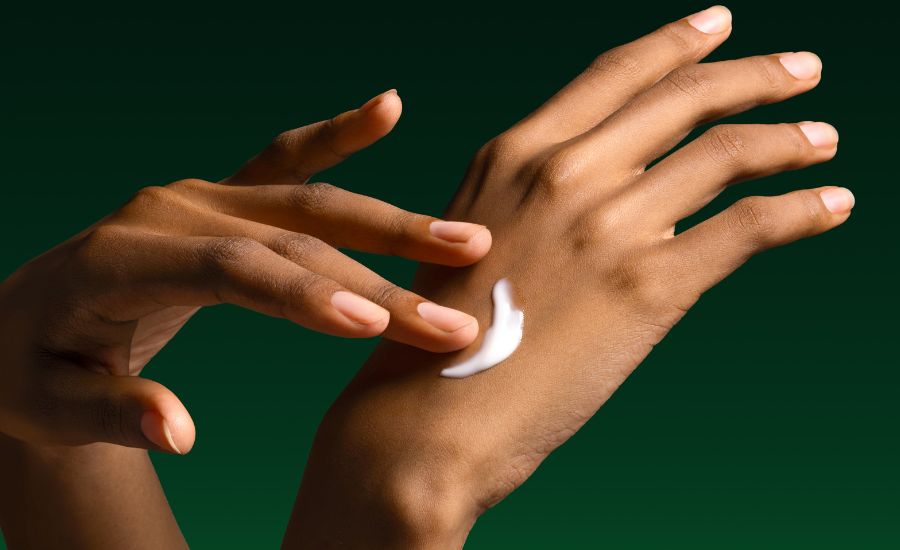 Unsere Tipps für straffe, glatte Hände. Foto: PR