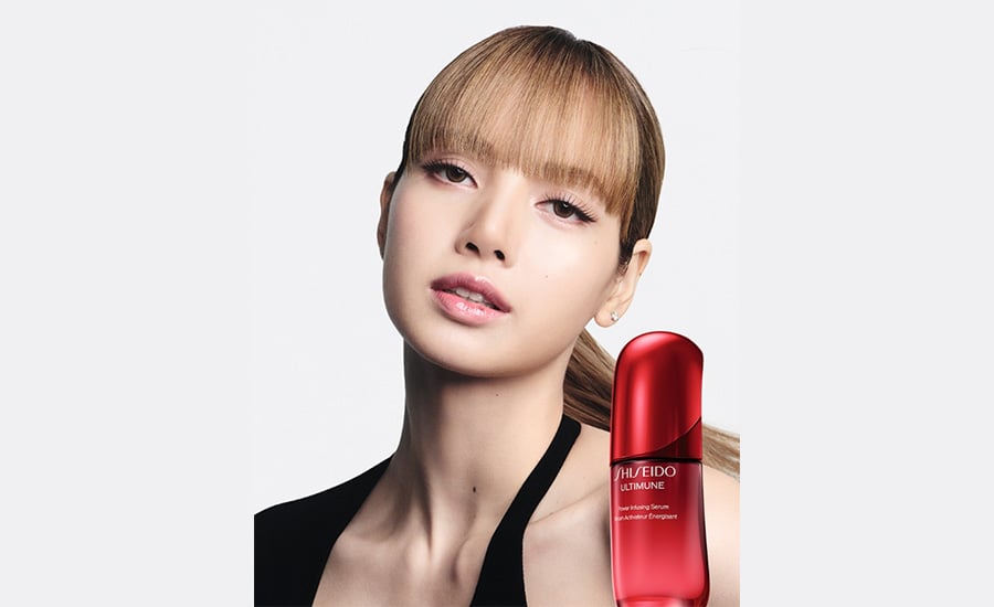 Beauty-Porträt einer Frau mit Pony, daneben rotes „Shiseido Ultimune“ Serumflakon vor hellem Studiohintergrund.
