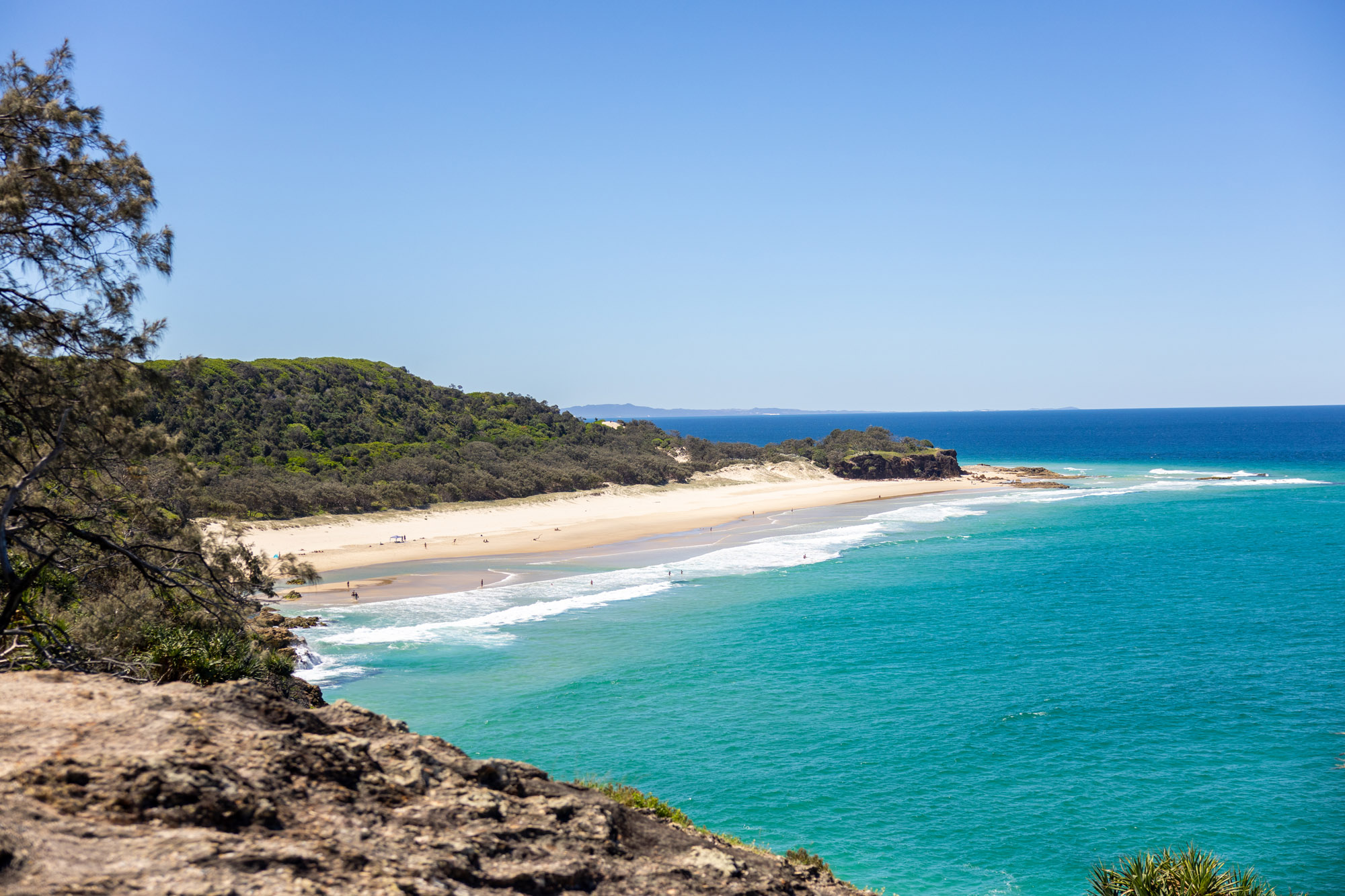 Blick auf türkisfarbenes Meer und Strand
