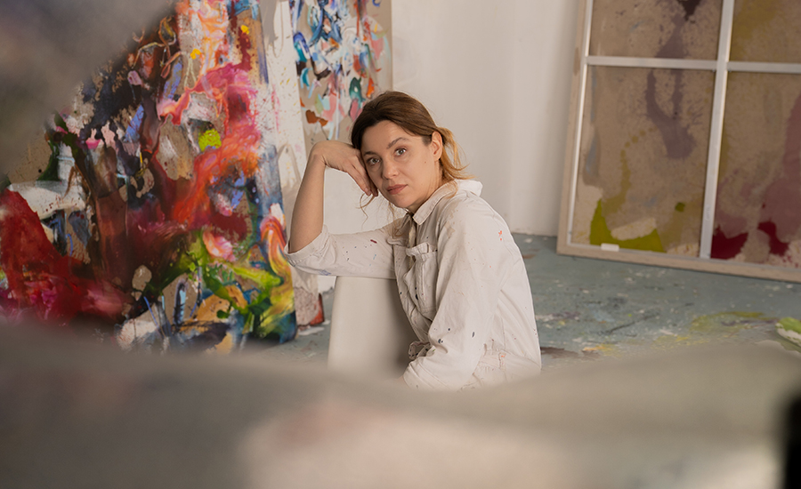 Portrait von Alicia Viebrock in ihrem Atelier.