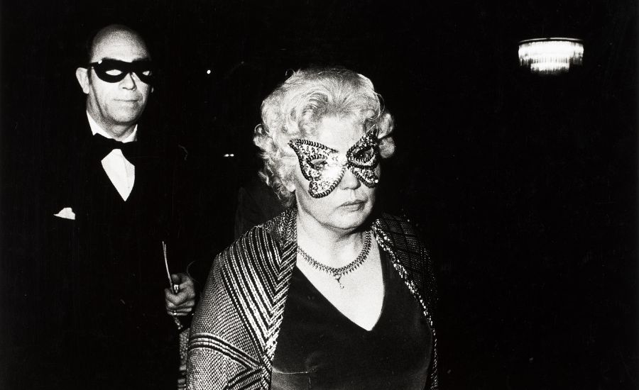 Diese Ausstellungen eröfnnen im April 2026. Foto: Erasmus Schröter Paar auf einem Maskenball, 1980 Aus der Werkgruppe Nachts Infrarotfotografie 30 x 43 cm Museum Ludwig Köln © Nachlass Erasmus Schröter Repro: Historisches Archiv mit Rheinischem Bildarchiv