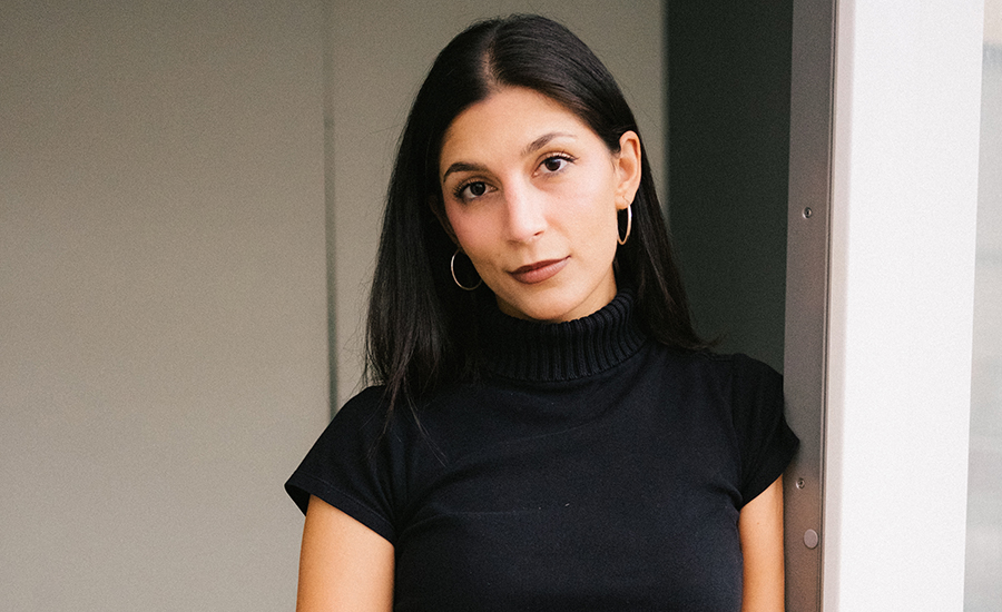 Portrait von Autorin Miriam Davoudvandi