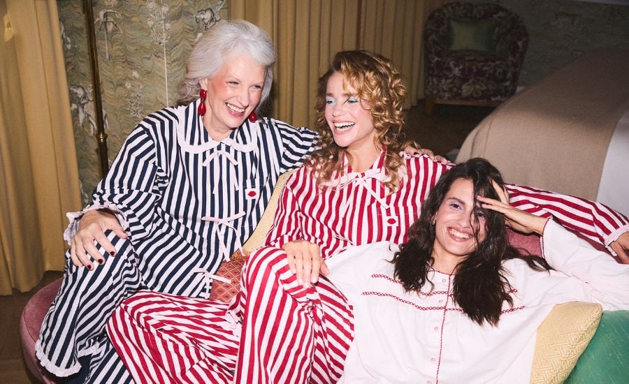Das sind die schönsten Looks für stilvolle Nächte 2026. Foto: PR (Lands`End x Lulu Guiness Kollektion)