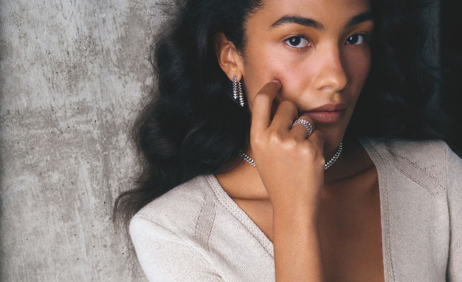 Olivia Dean ist das neue Gesicht der Clash de Cartier Colour Kollektion. Foto: Courtesy of Cartier