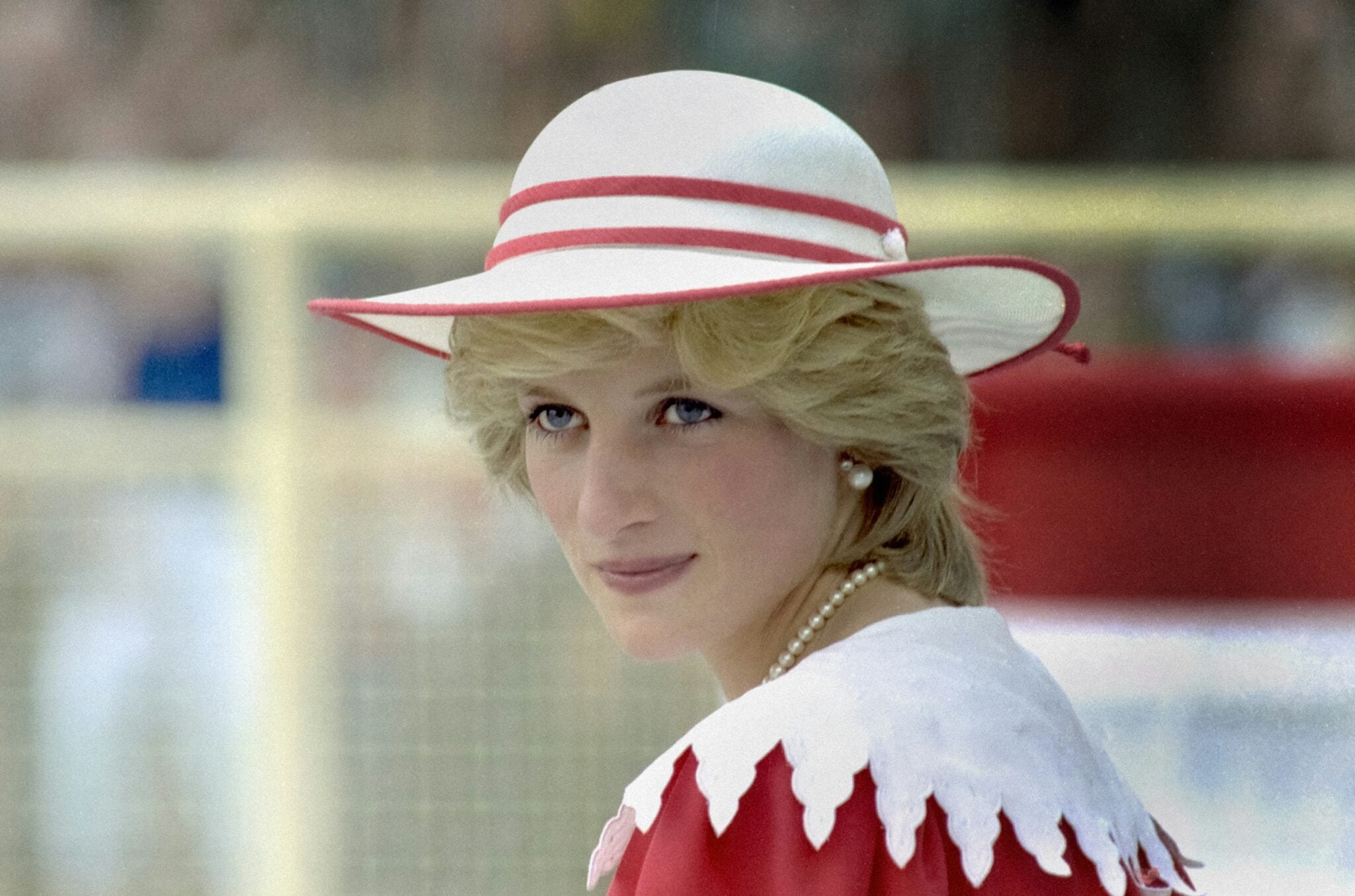 Historische Aufnahme einer elegant gekleideten Frau. Foto: Provincial Archives of Alberta via Unsplash