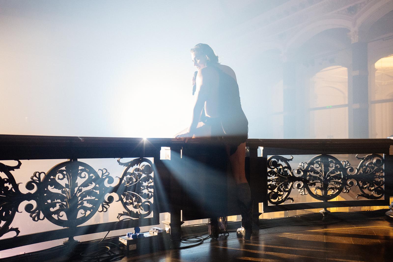 Casey Spooner, With Love From Death Beach at Gropius Bau, 2025. Foto: Maximilian Koppernock