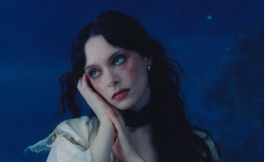 Holly Humberstone neues Album "Cruel World" erscheint am 10. April 2026. Foto: Courtesy of Universal Music