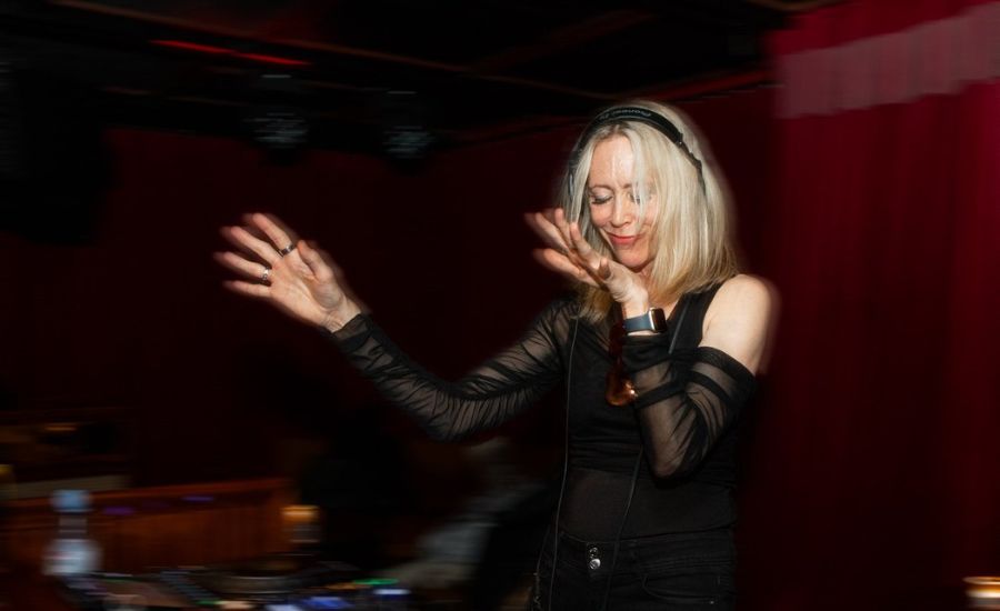 Tina Woods alias DJ Tina Technotic verbindet Clubkultur mit Longevity-Forschung und macht die Tanzfläche zum Experimentierfeld für gesundes Altern. Foto: Courtesy of Tina Woods