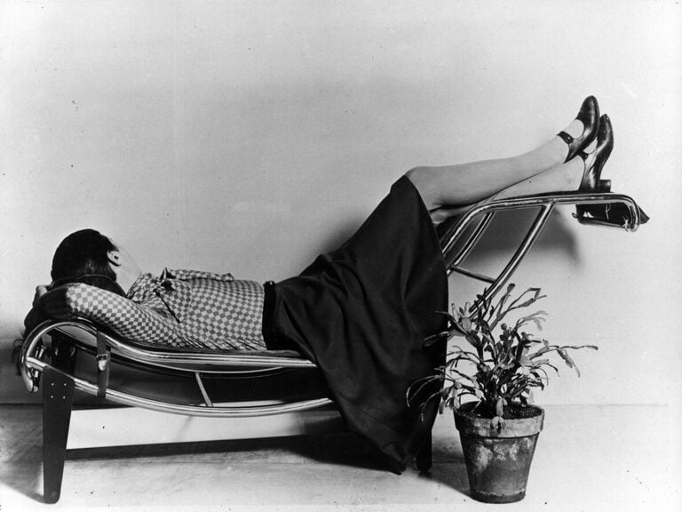 Charlotte Perriand auf der Chaise Longue Basculante (LC 4) von Le Corbusier, Pierre Jeanneret und Charlotte Perriand, 1928 © Archives Charlotte Perriand / FLC, Bildrecht Wien, 2026