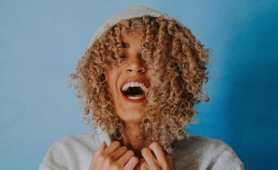 Viele Prominente setzen mittlerweile auf natürliche Zähne statt perfekte Veneers. Zahnärztin Marlene Schulz erklärt, warum sich das Schönheitsideal gerade verändert.
