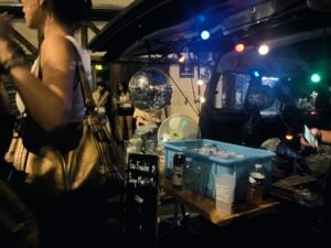 Getränkeverkauf aus dem Auto mit Musik / Foto: eigene Aufnahme