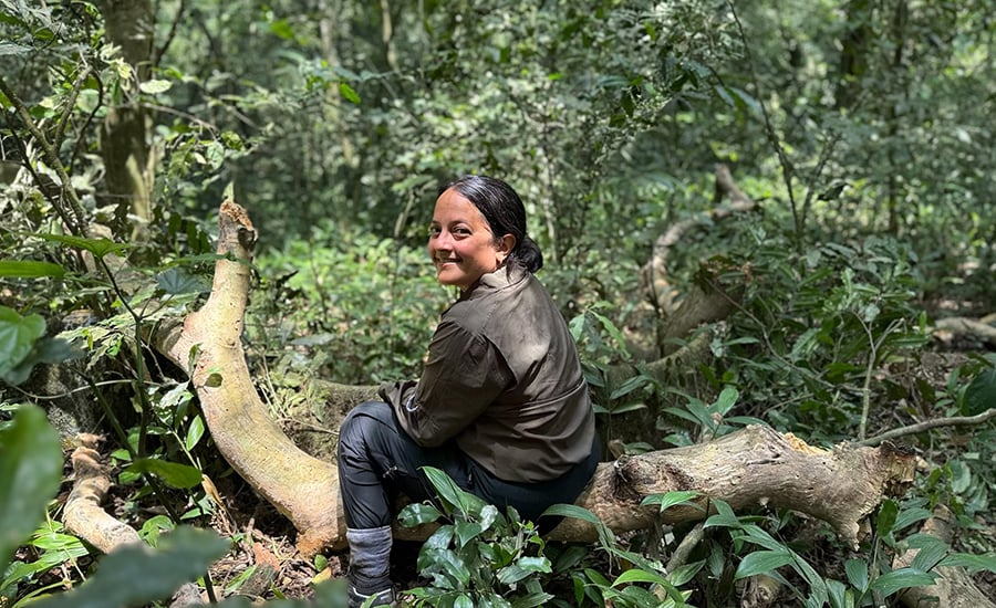 Krithi K. Karanth, die „Rolex National Geographic Explorer of the Year 2026“, in Karnataka, Indien. Als Tochter eines renommierten Tigerbiologen und Naturschützers wuchs Karanth mit einer großen Leidenschaft für Indiens Naturwunder auf und verbrachte den Großteil ihrer Kindheit draußen in der freien Natur. Foto: Avinash Sosale