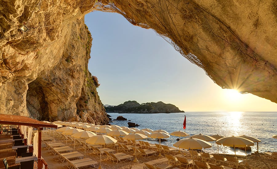 Privatstrand des UNA Hotels Capotaormina auf Sizilien