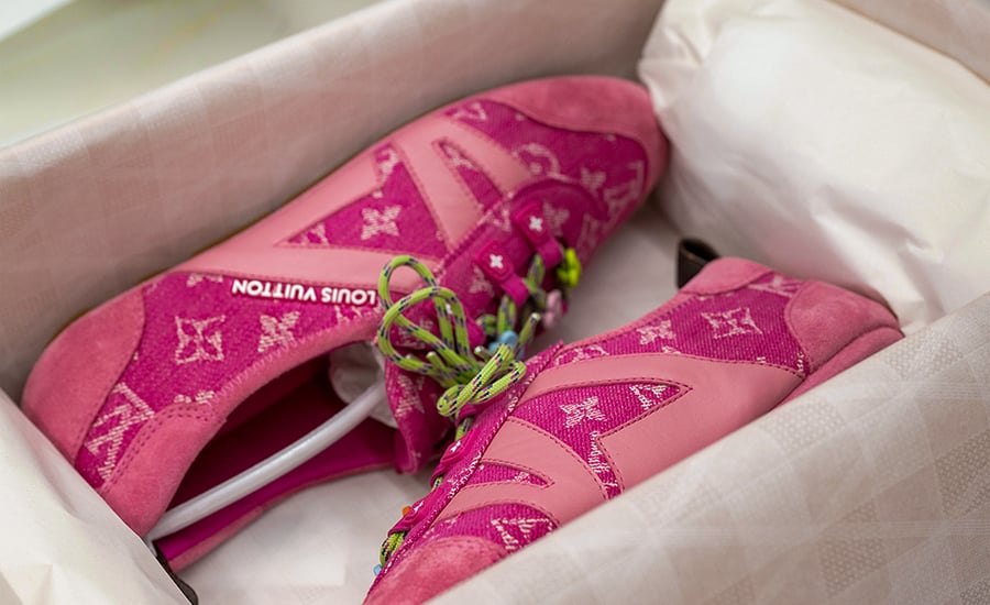 „Gerade wenn man die technischen Regeln nicht kennt, kann man über Grenzen hinausgehen“ erzählt ein Experte über die Entwicklung des „LV Sneakerina“. Foto: Courtesy of Louis Vuitton