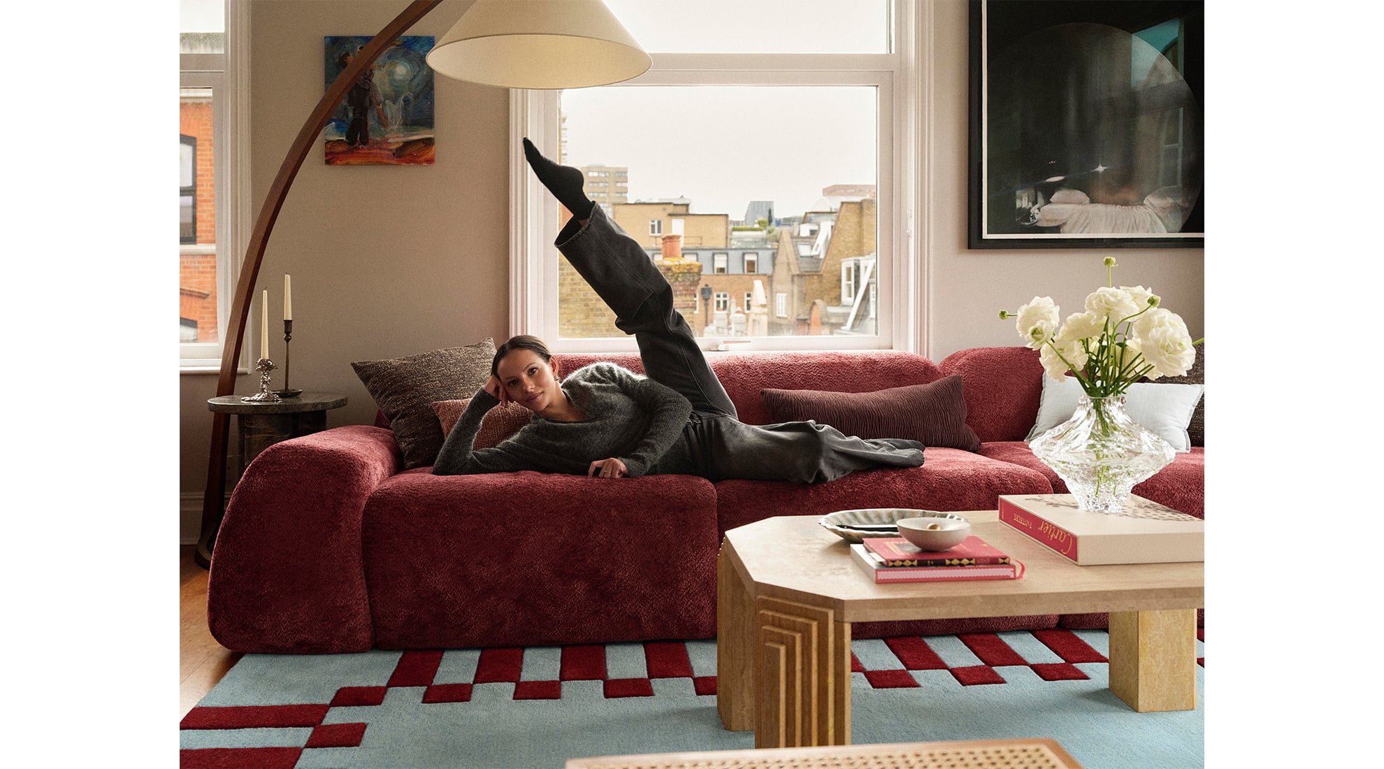 Die meiste Zeit verbringt die Balletttänzerin auf ihrem Sofa Wolke von Westwing: „Es ist mein Wohlfühlort“. Foto: Marcel Erdelen