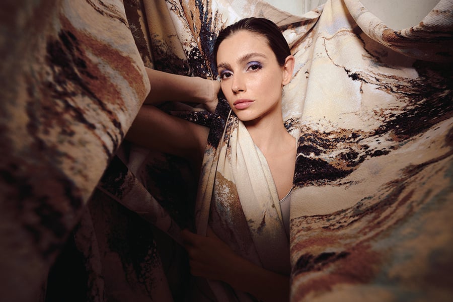 Model im Porträt mit PETRICHOR von FEILER Beauty