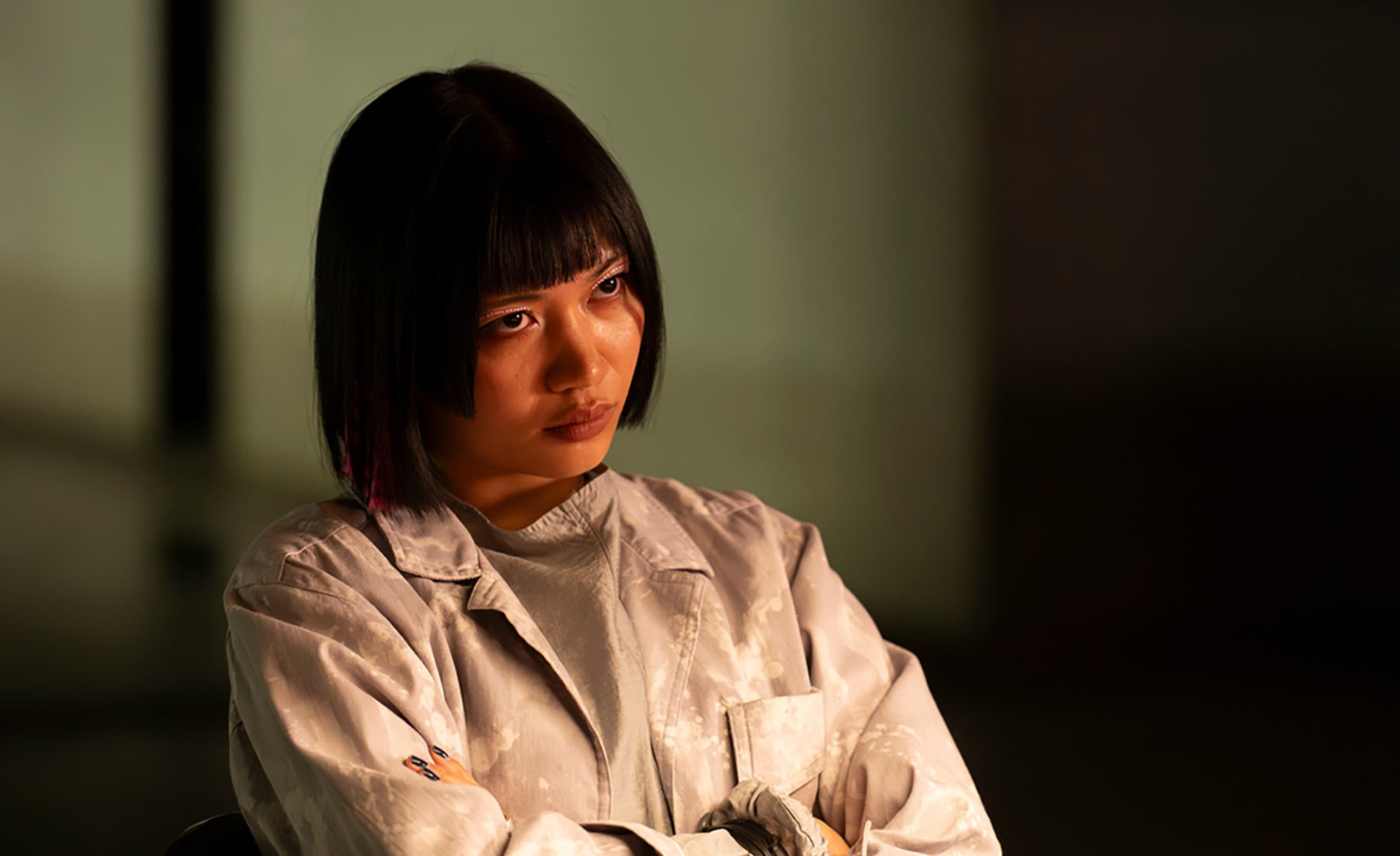 Unscheinbar? Von wegen! Und trotzdem wird Yuki Rübsamen (Nhung Hong) in der ZDFneo-Serie “Spyon” oft übersehen. Foto: ZDF/Susanne Bernhard