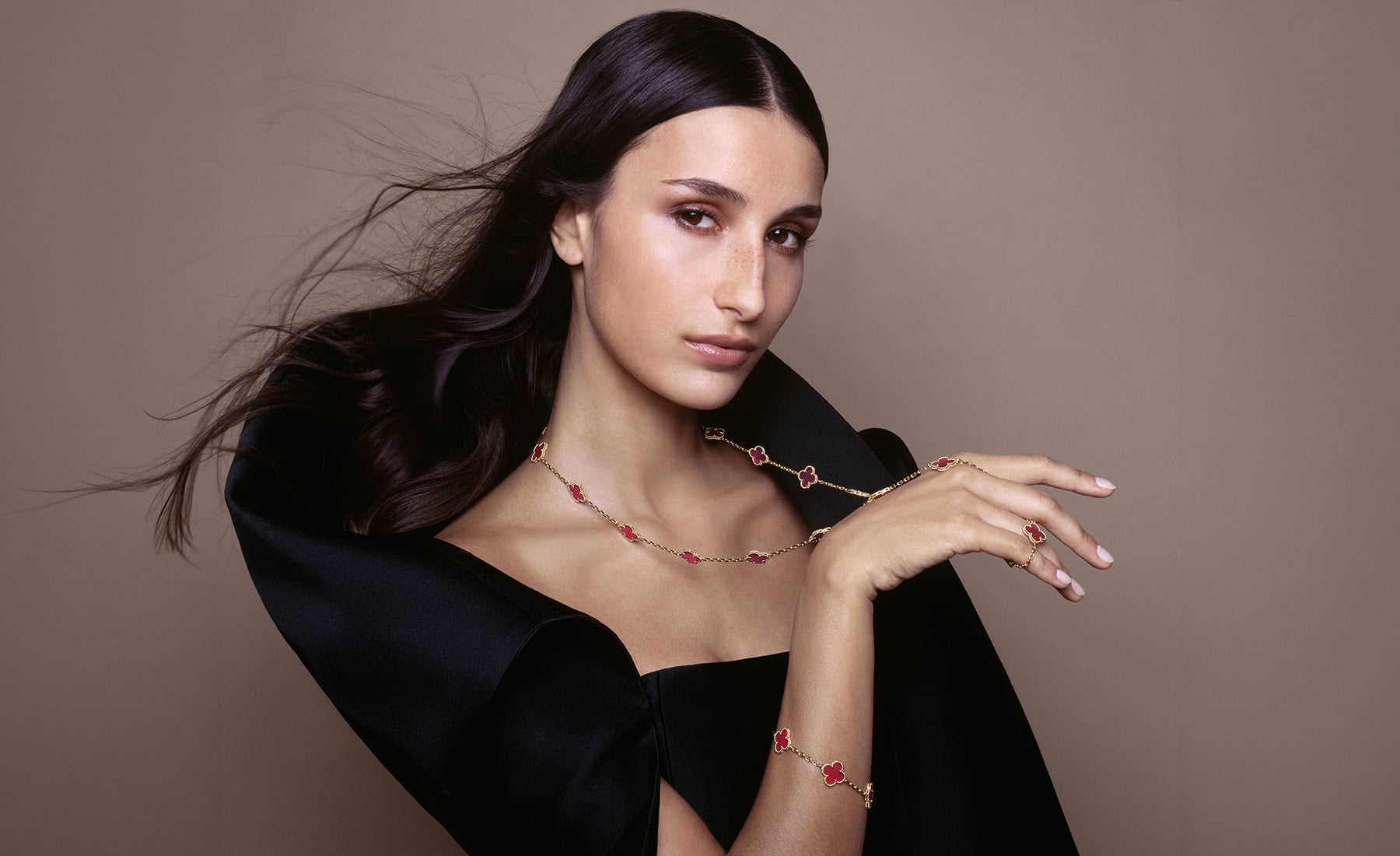 Van Cleef & Arpels erweitert seine ikonische Alhambra-Kollektion um fünf Kreationen in rosa Emaille – ein Farbton aus feinsten Goldpartikeln, entwickelt in jahrelanger Atelierarbeit. Foto: Van Cleef & Arpels