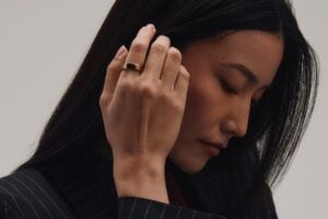 Frau trägt den Oura Ring 5 in Deep Rose am Finger