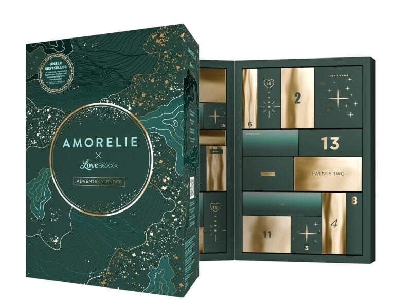 Aufgeklappter dunkelgrüner Adventskalender von Amorelie x LoveBoxxx mit goldenen Türchen