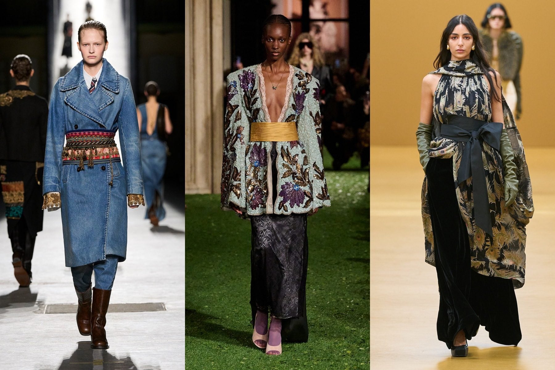 Drei Models auf dem Laufsteg mit Kummerbund: zu Jeansmantel, zu besticktem Mantel in Gold und als schwarze Schleife zum Print-Look