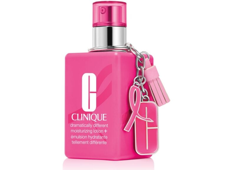 Pinke Flasche Clinique Dramatically Different Moisturizing Lotion+ mit Pink-Ribbon-Anhänger