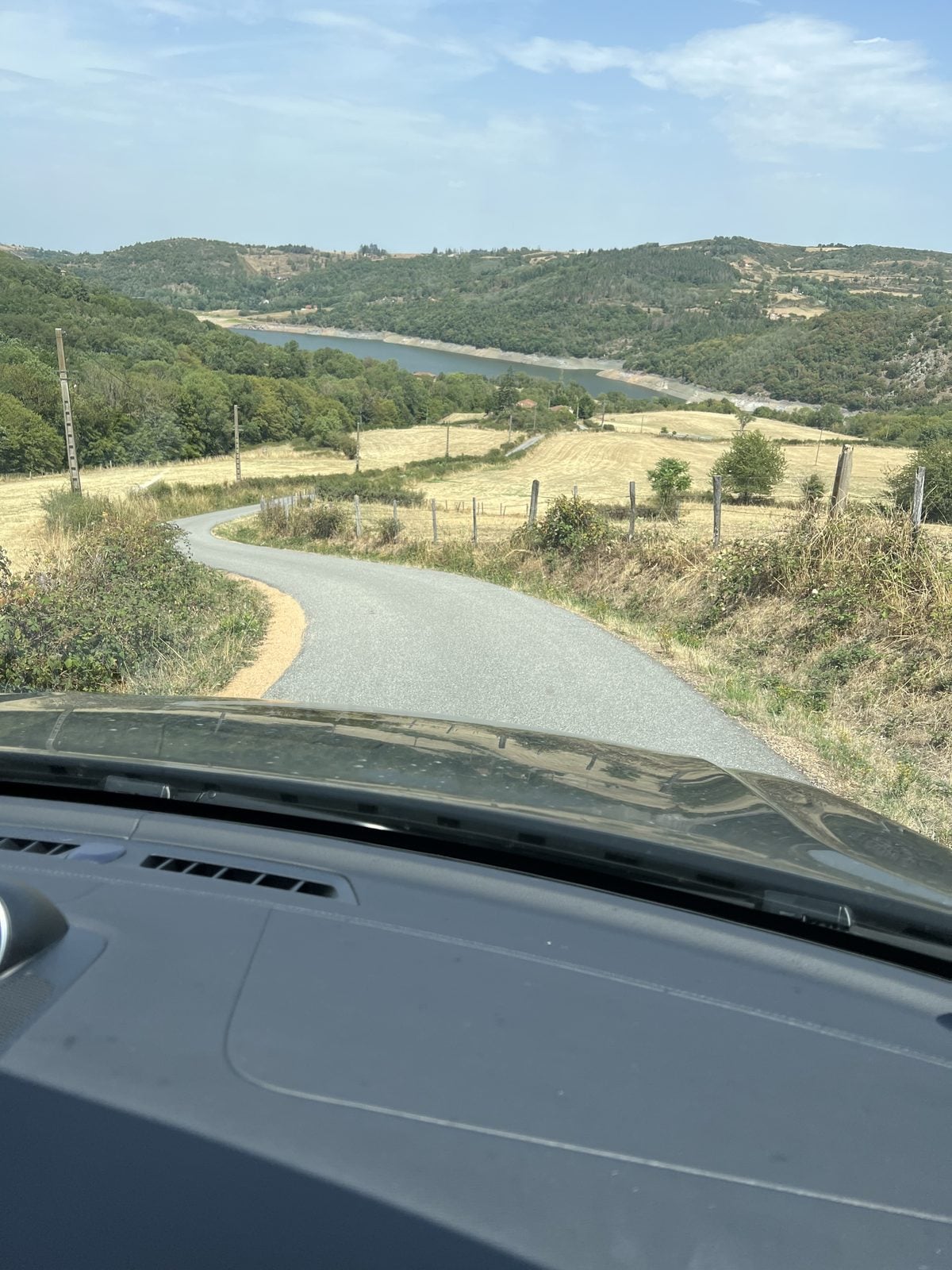 Landstraße durch Hügellandschaft, Blick durch die Windschutzscheibe