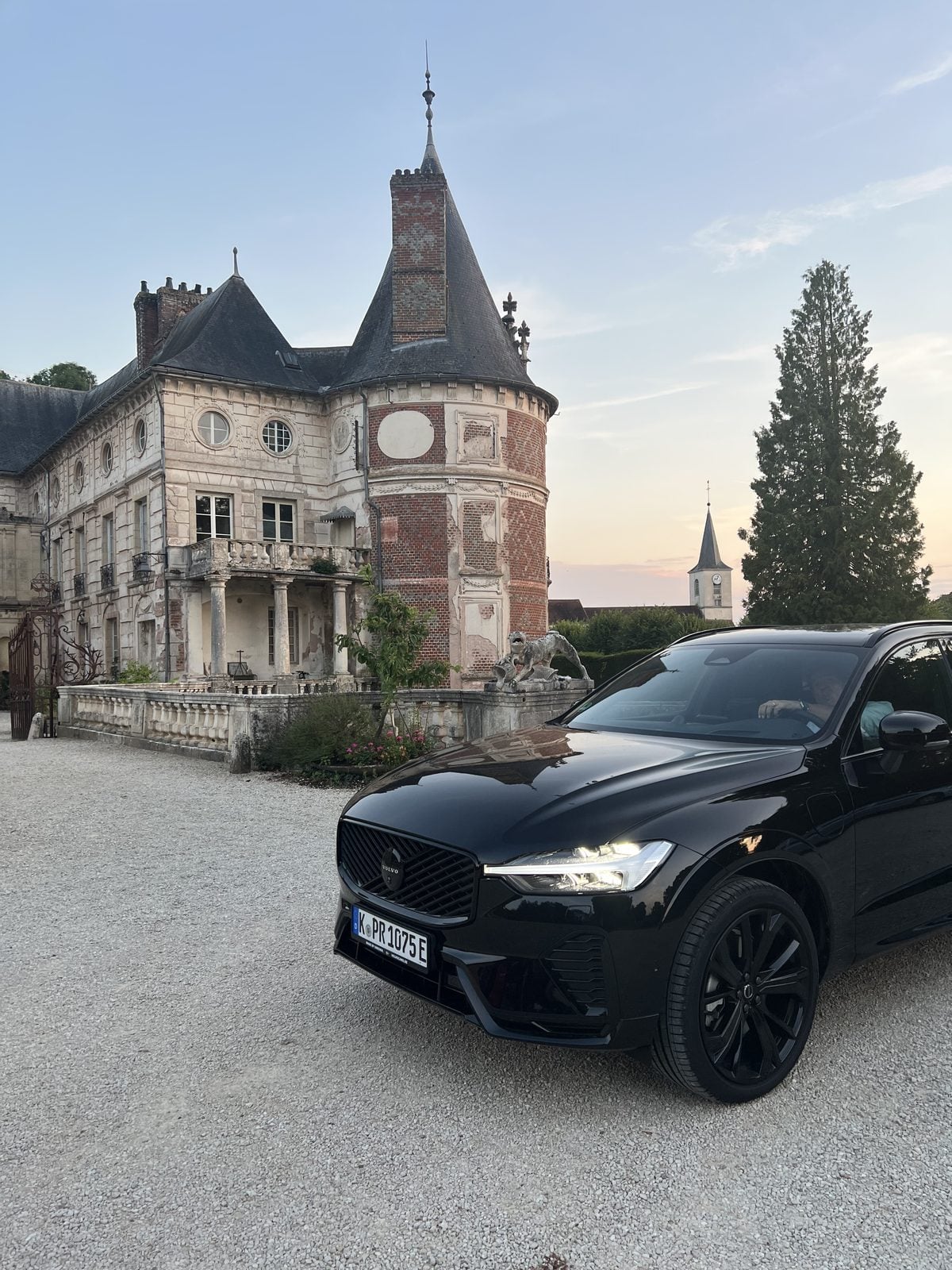 Volvo XC60 vor einem Schloss mit Turm