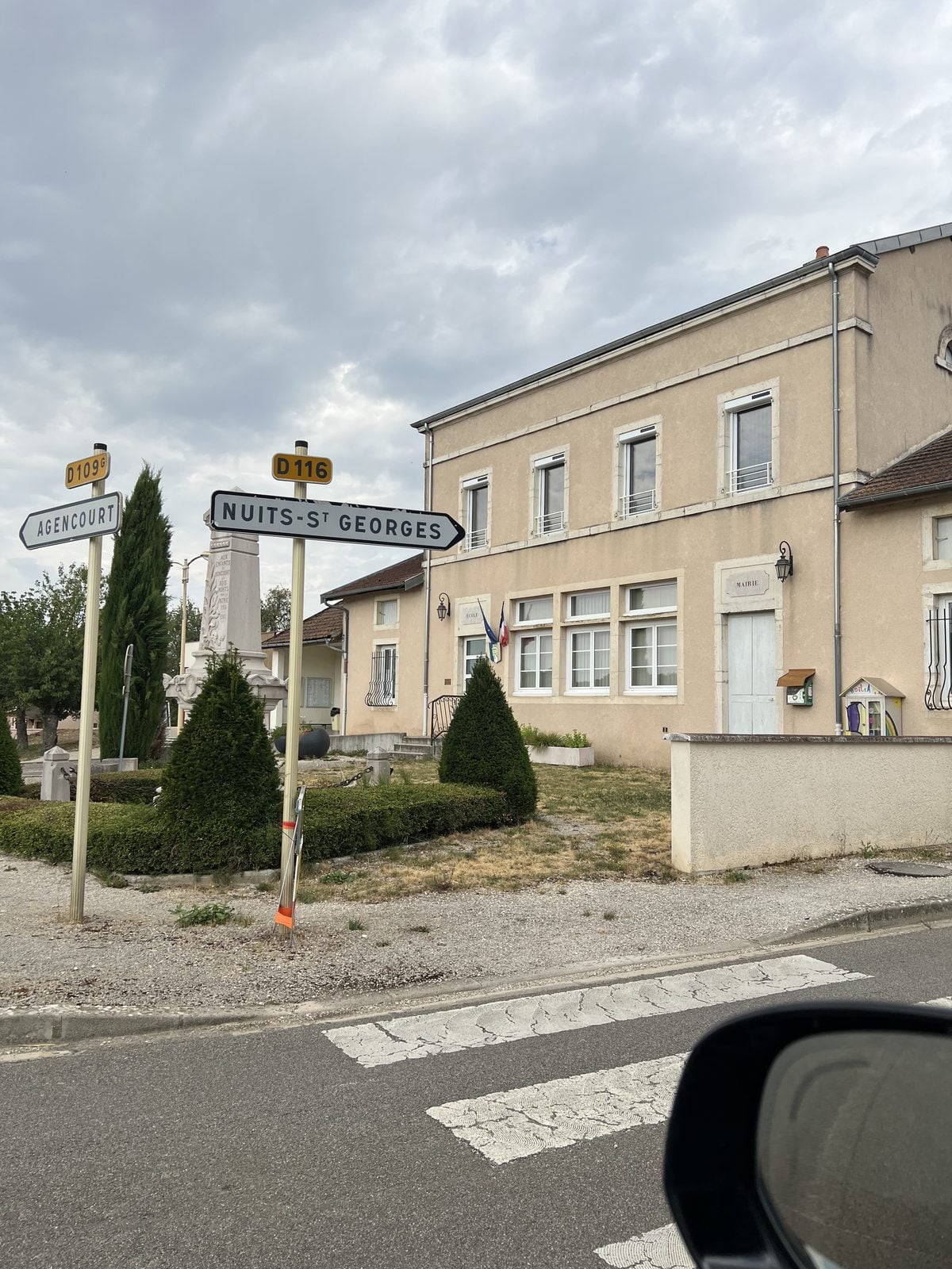 Wegweiser an einer Dorfkreuzung im Burgund
