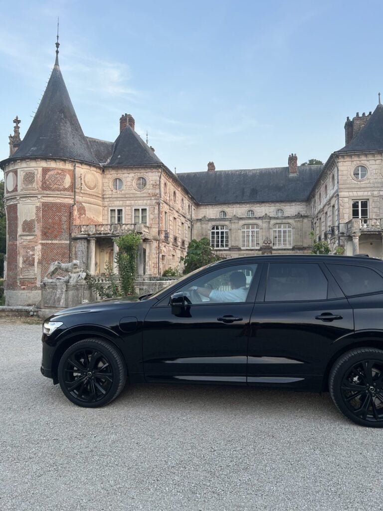Schwarzer Volvo XC60 vor dem Château de Longecourt-en-Plaine
