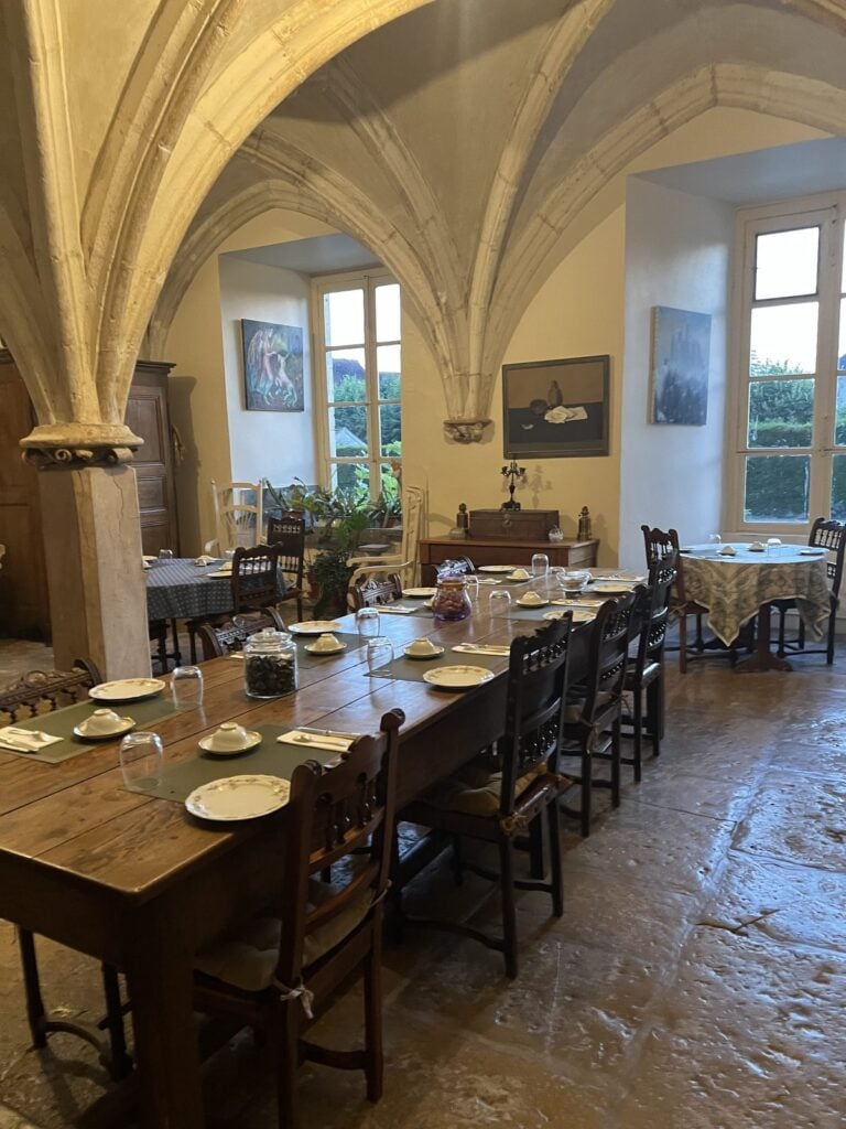 Speisesaal mit Gewölbedecke und gedecktem Tisch im Château