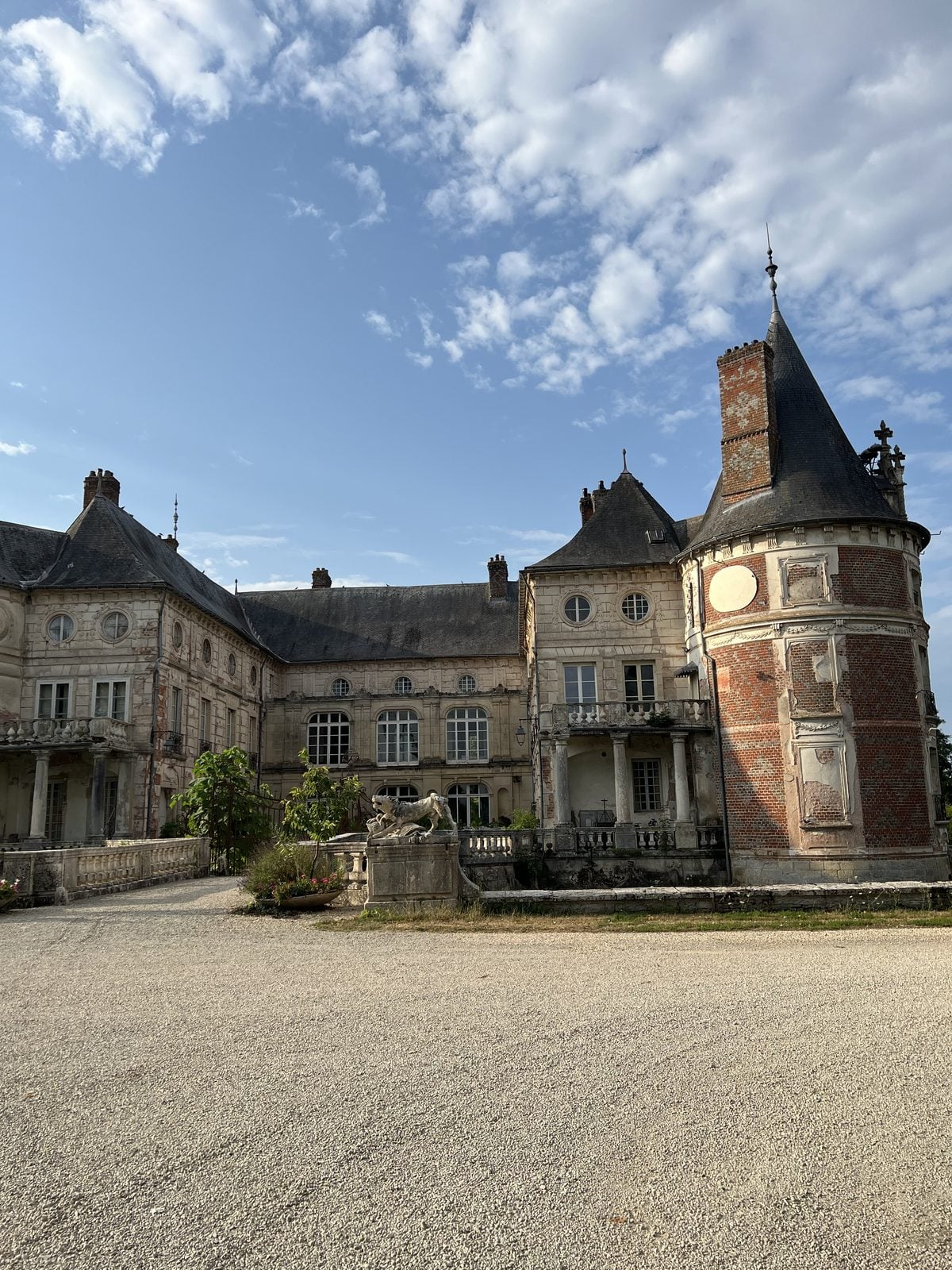 Château de Longecourt-en-Plaine mit Turm unter Wolkenhimmel