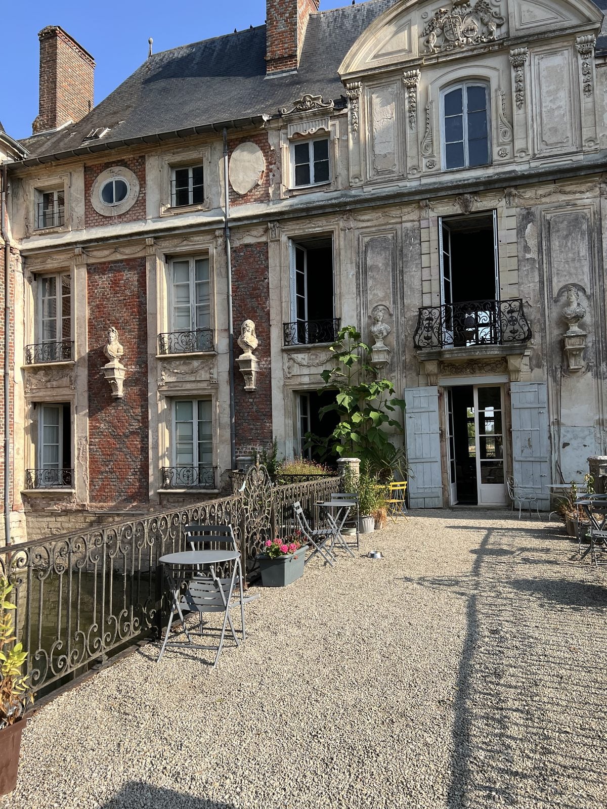 Fassade des Châteaus mit Terrasse und Kiesweg