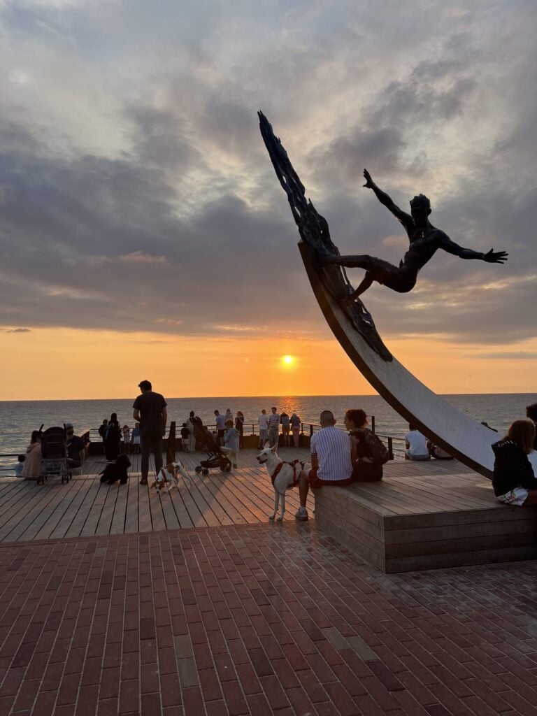 Surfer-Skulptur vor dem Sonnenuntergang am Meer in Lacanau-Océan