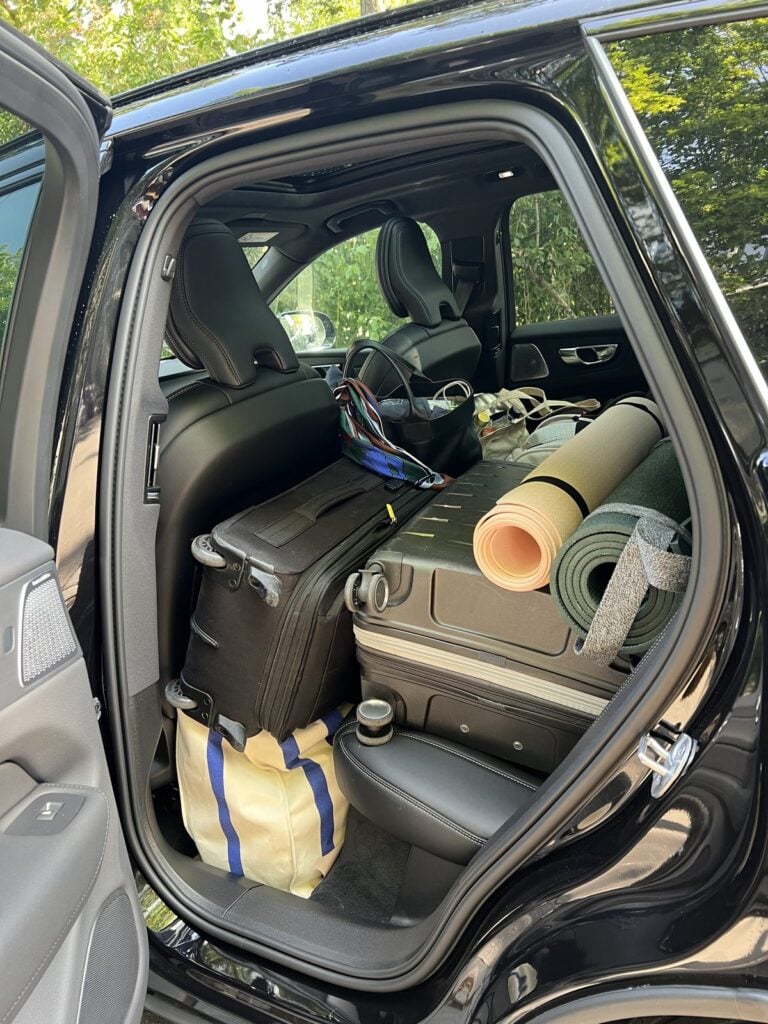 Voll beladene Rückbank des Volvo XC60 mit Koffer, Taschen und Yogamatten