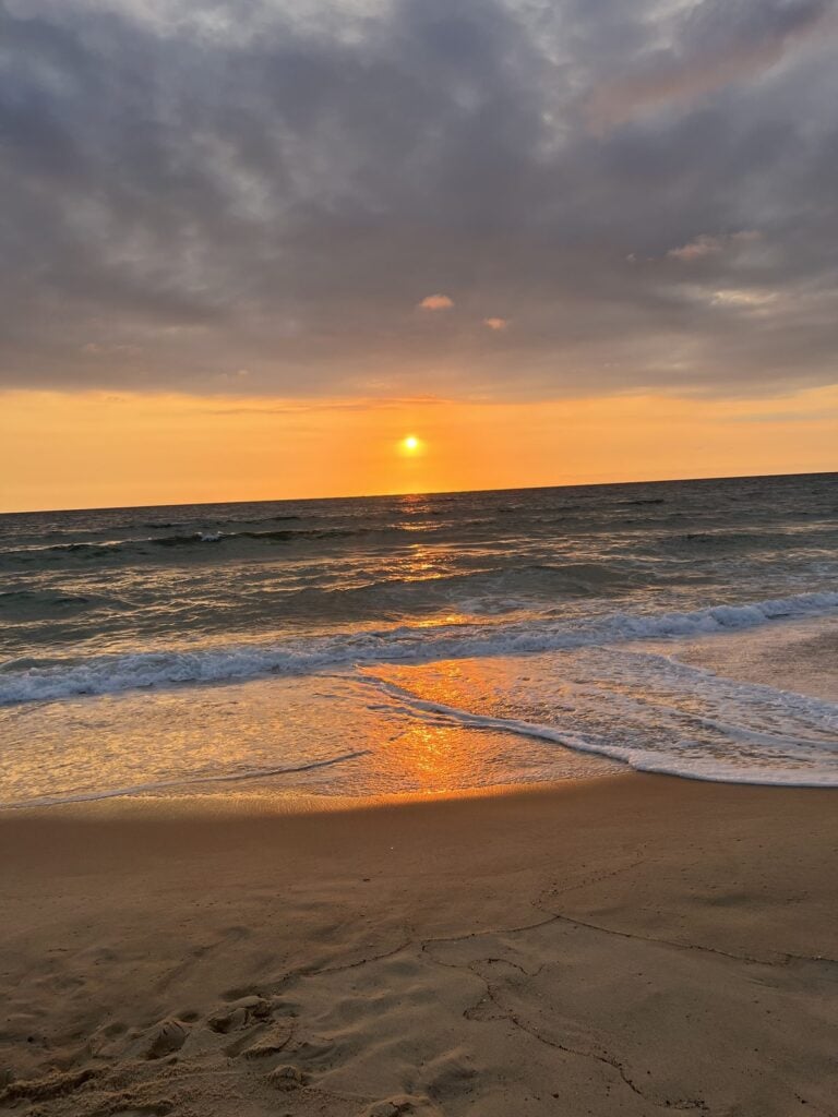 Sonnenuntergang über dem Atlantik am Strand