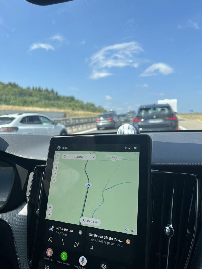 Großes Display im Cockpit des Volvo XC60 mit Navigationskarte auf der Autobahn