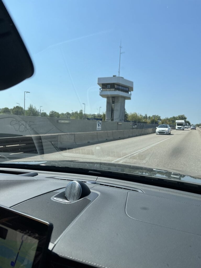 Turm neben der Straße, Blick durch die Windschutzscheibe