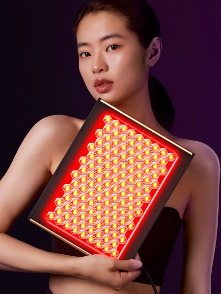 Beauty News im November 2025: Das "Faq Dual LED Panel" von Faq Swiss nutzt rotes und nahinfrarotes Licht, um die Haut zu regenerieren, die Kollagenproduktion zu fördern und den natürlichen Glow sichtbar zu verstärken.