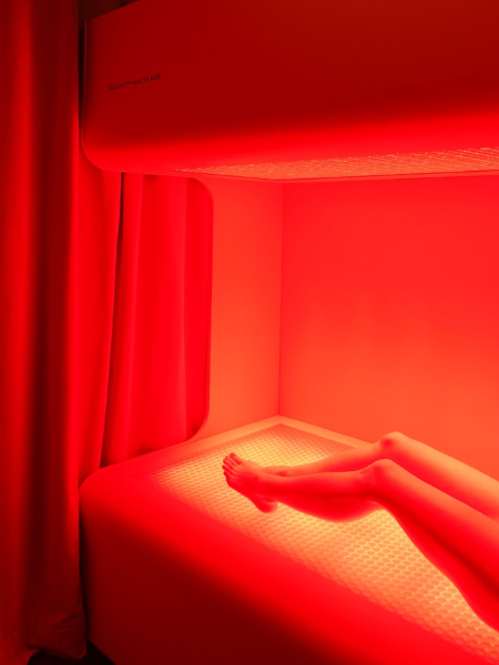 Beauty News im November 2025: Im Red Up Studio in München sorgt modernste Rotlichttherapie für Hautregeneration, gesteigerte Kollagenproduktion und mentale Entspannung – in nur 15 Minuten pro Session.