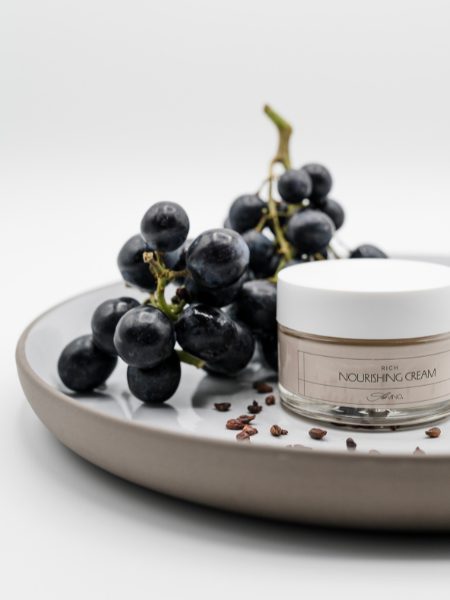 Beauty News im November 2025: Die „Rich Nourishing Cream“ von San Vino vereint die antioxidative Kraft der Traube mit reichhaltiger Pflege – inspiriert von der Vinotherapie und formuliert für regenerierte, geschmeidige Haut.