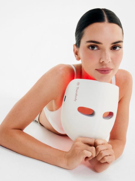 Beauty News im November 2025: Die neue "TheraFace Mask Glo" von Therabody kombiniert Rot-, Infrarot- und Blaulicht, um Kollagenbildung, Regeneration und Hautklarheit zu fördern – ein innovatives Tool für professionelle Lichttherapie zu Hause.