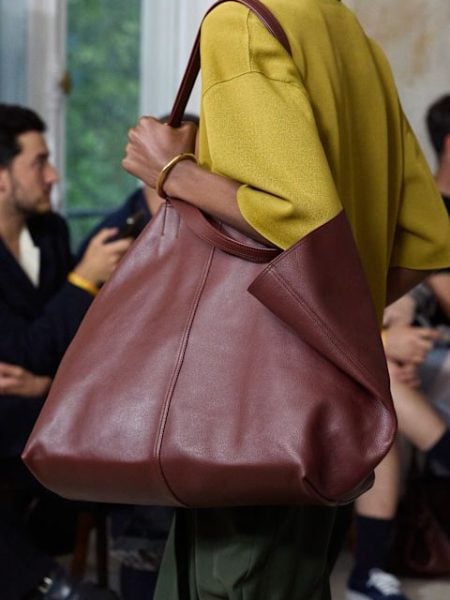 Große Rote Tasche bei Ami