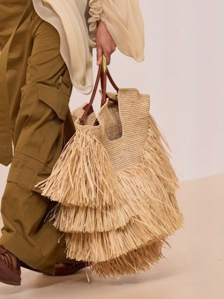 Fransen aus Naturmaterialien an Korbtasche bei Zimmermann