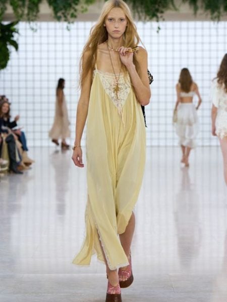 Chloé: Gelbes Kleid mit Spitze