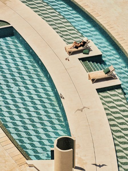 Iberostar Selection Es Trenc Mallorca: stilvoller Poolbereich im 5-Sterne-Hotel für entspannten Luxusurlaub auf Mallorca 2025.