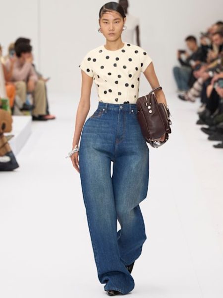 Dunkelblaue Barreljeans bei Acne